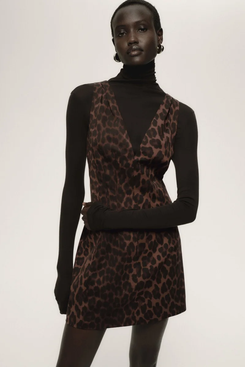 اتش اند ام فستان بخصر محدد وقبة V